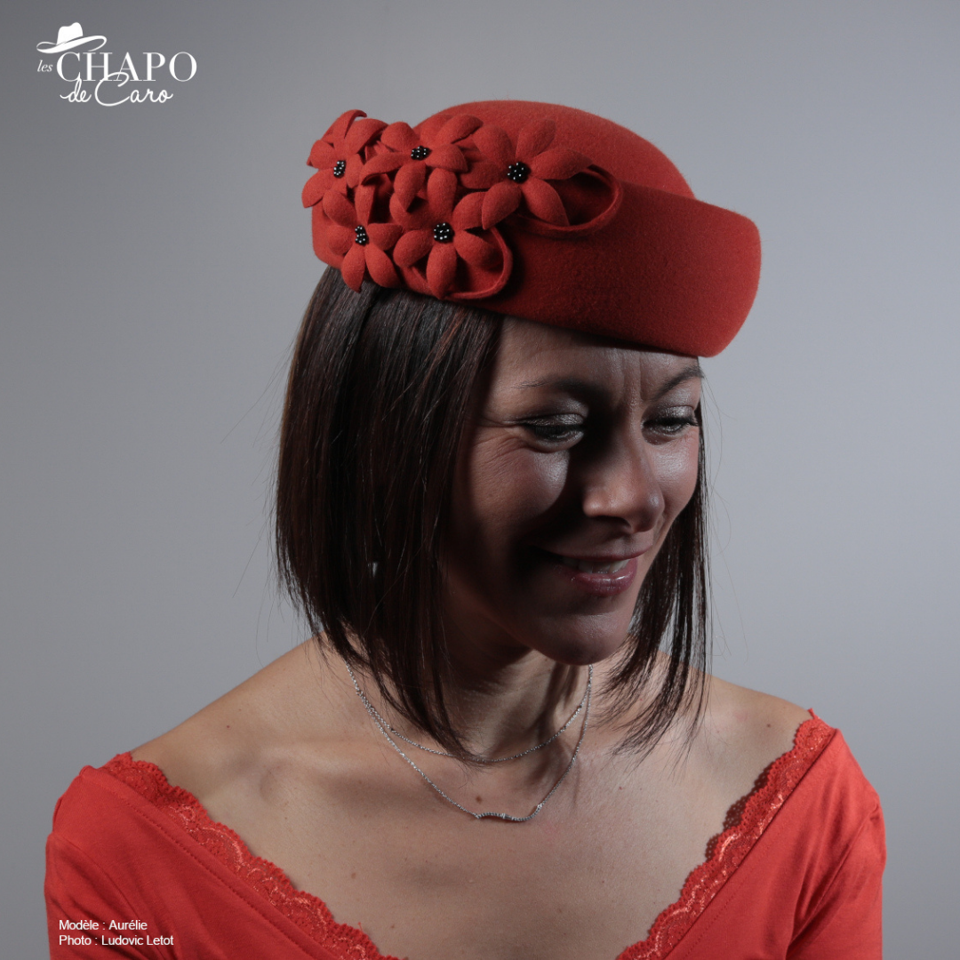 LesChapodeCaro-chapeau pillbox Ariane - feutre orangé et fleurs