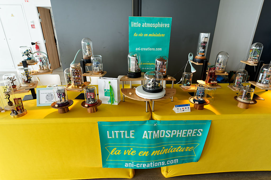 Little atmosphere stand miniatures