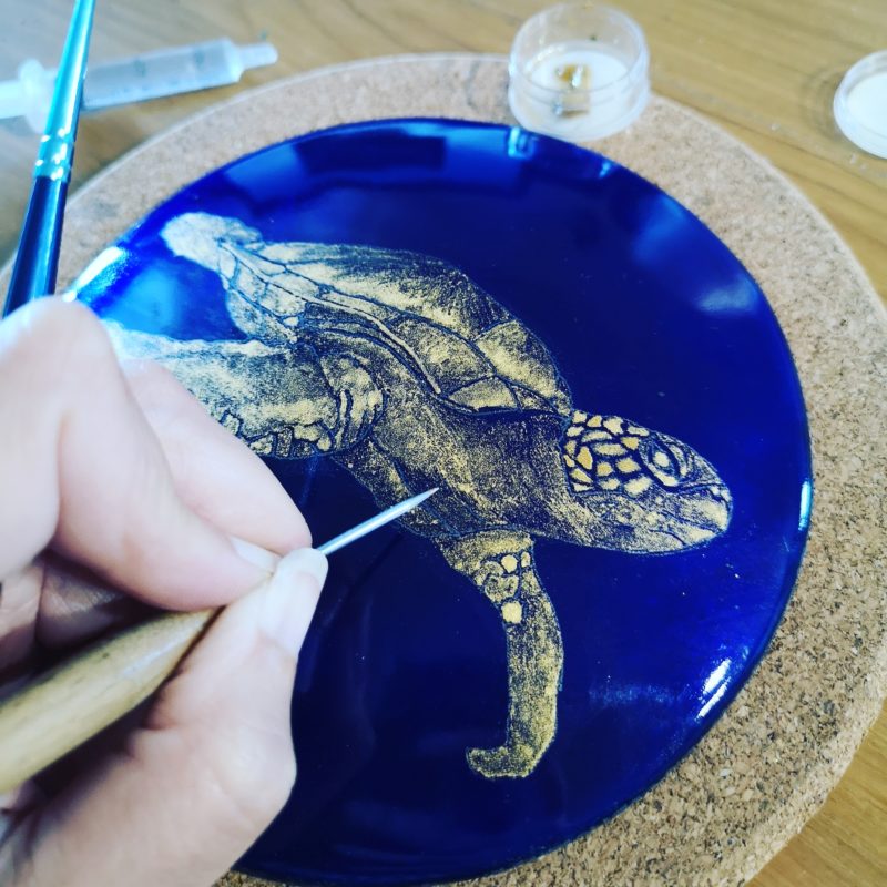 tortue-en-cours-grisaille-d-or-emauxsurcuivre